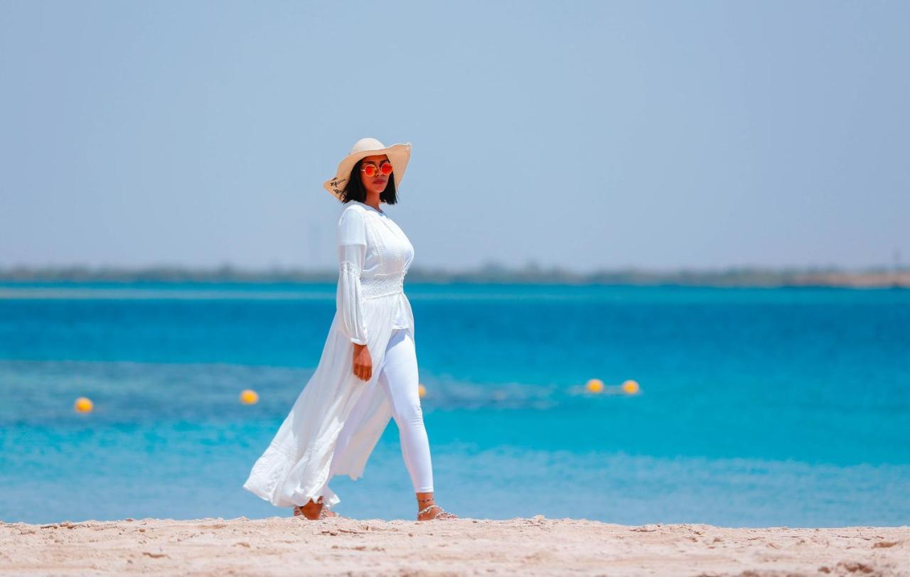 Bay La Sun Hotel And Marina - Emaar King Abdullah Economic City Экстерьер фото A woman wearing a kaftan