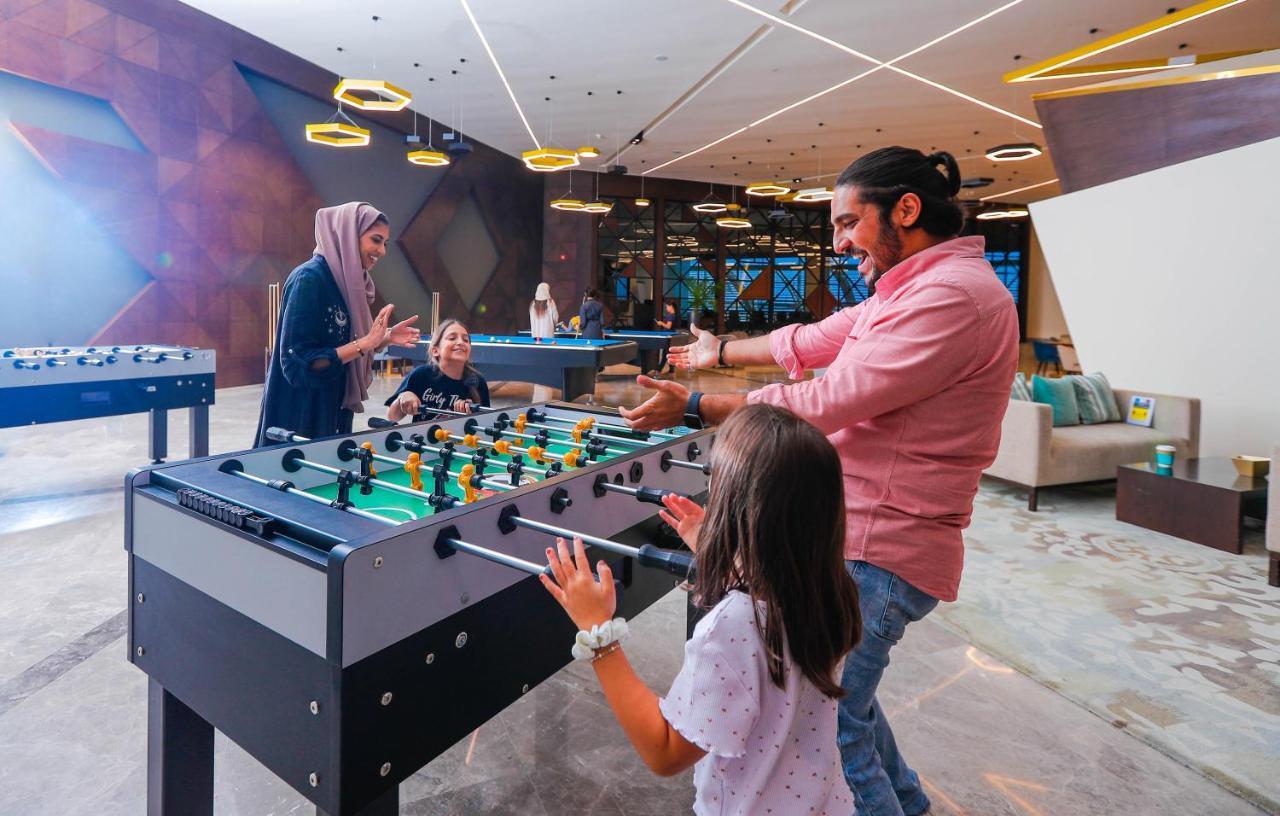 Bay La Sun Hotel And Marina - Emaar King Abdullah Economic City Экстерьер фото Family playing table football