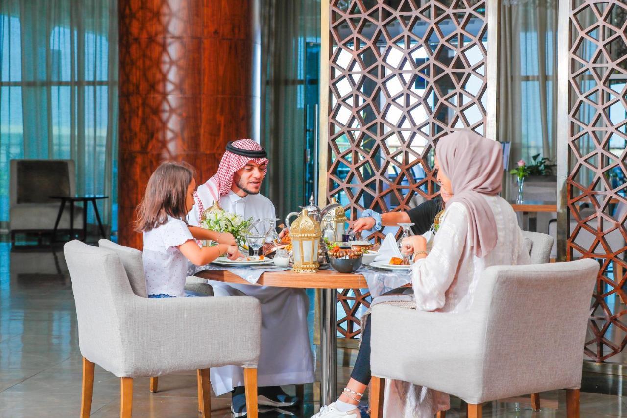 Bay La Sun Hotel And Marina - Emaar King Abdullah Economic City Экстерьер фото Family dining at the hotel