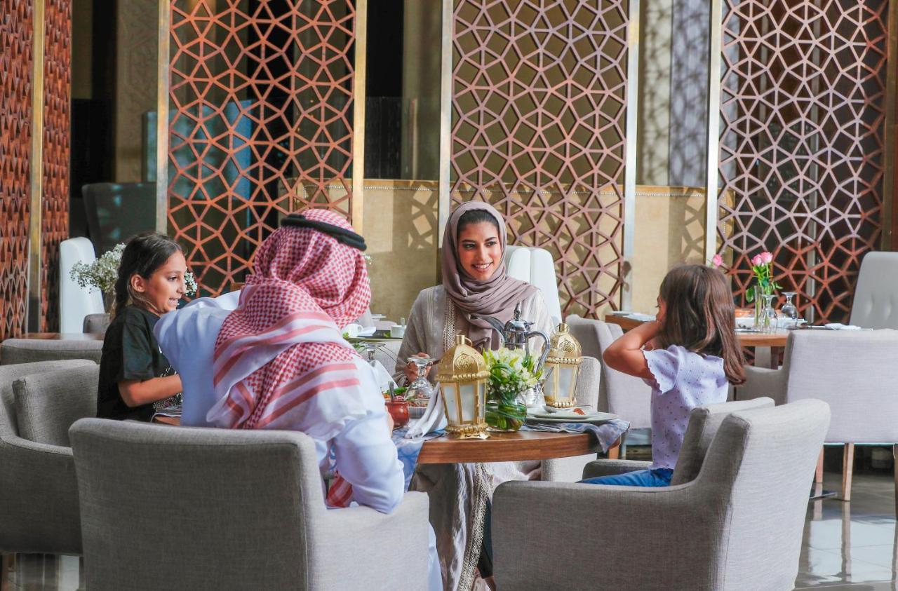 Bay La Sun Hotel And Marina - Emaar King Abdullah Economic City Экстерьер фото A family at a restaurant in Riyadh
