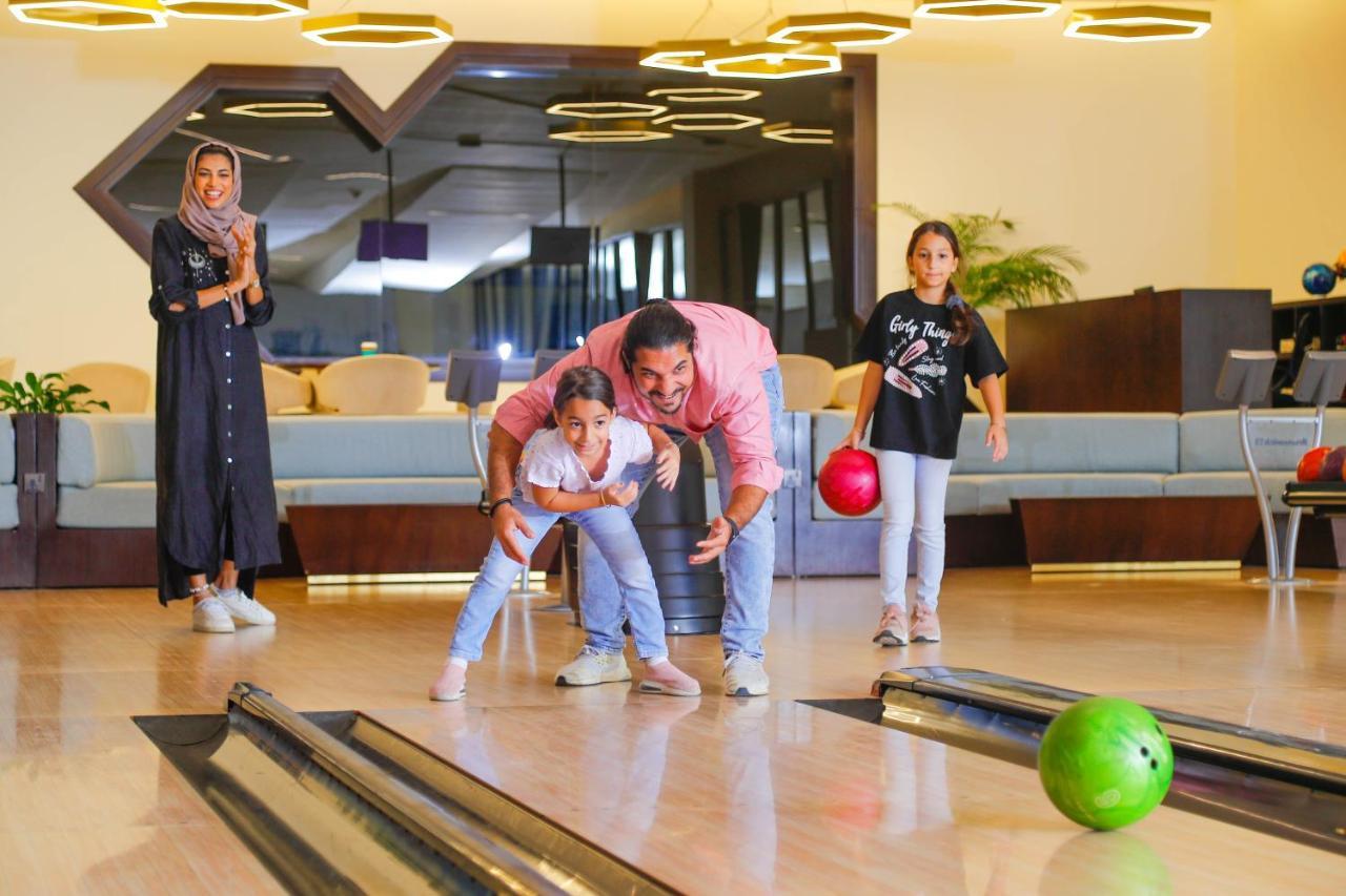 Bay La Sun Hotel And Marina - Emaar King Abdullah Economic City Экстерьер фото Family at the bowling alley