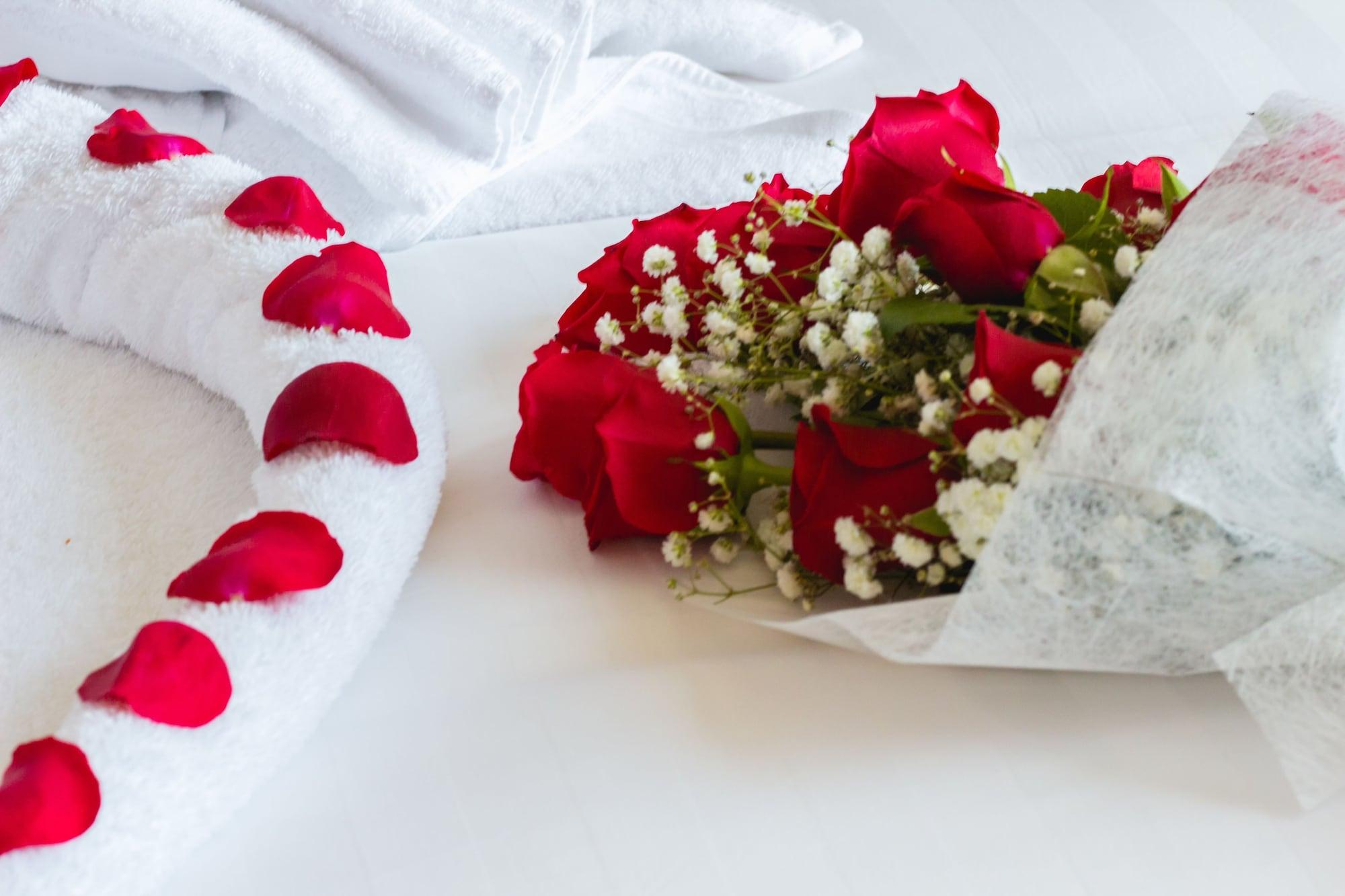 Bay La Sun Hotel And Marina - Emaar King Abdullah Economic City Экстерьер фото A bouquet of red roses