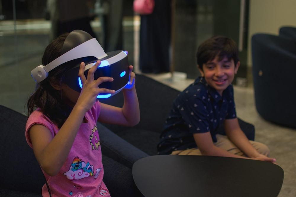 Bay La Sun Hotel And Marina - Emaar King Abdullah Economic City Экстерьер фото A child wearing a PlayStation VR headset