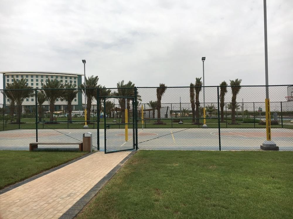 Bay La Sun Hotel And Marina - Emaar King Abdullah Economic City Экстерьер фото Tennis courts at the park